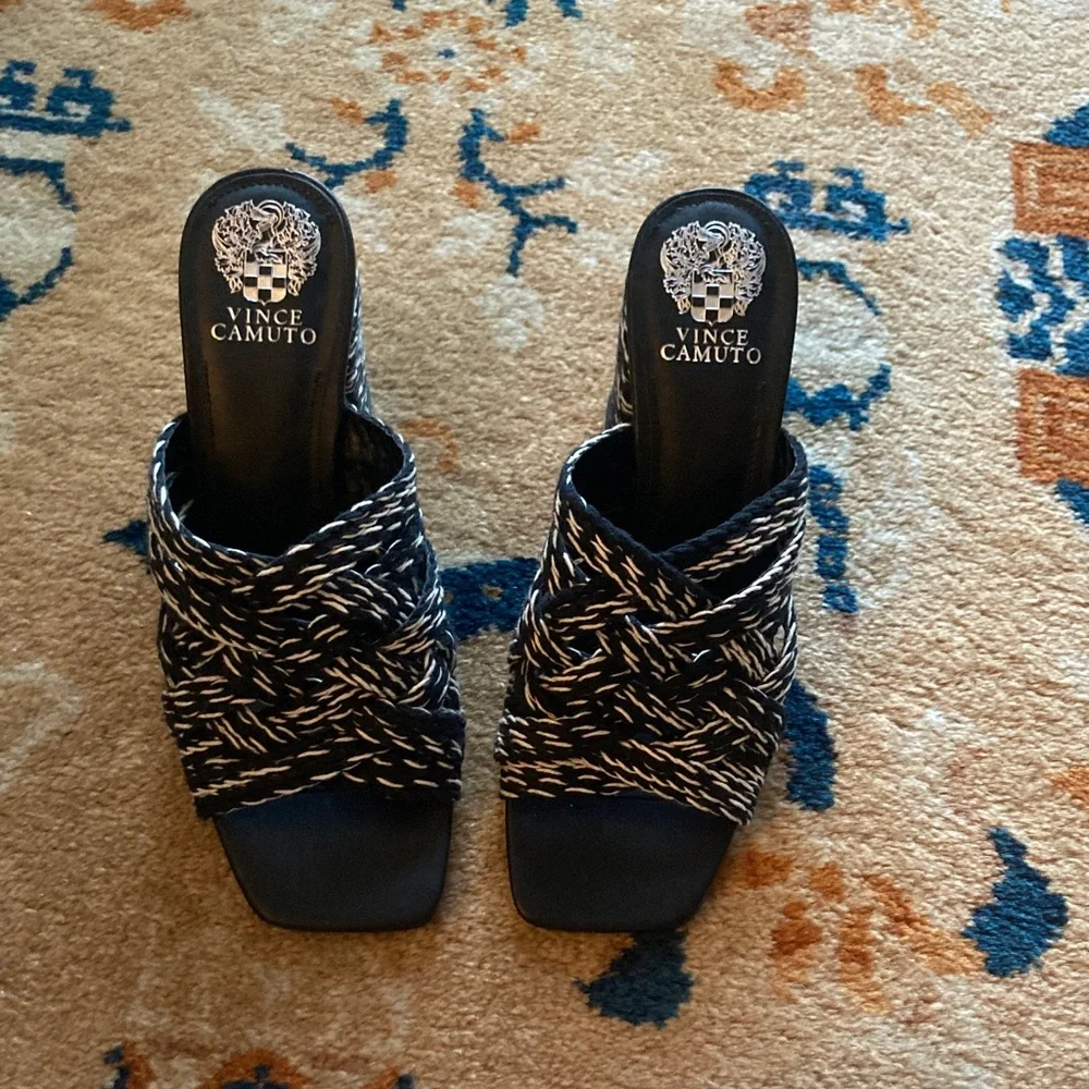 Like new size 9 Vince Camuto black and white chunky heels - Picture 5 of 9